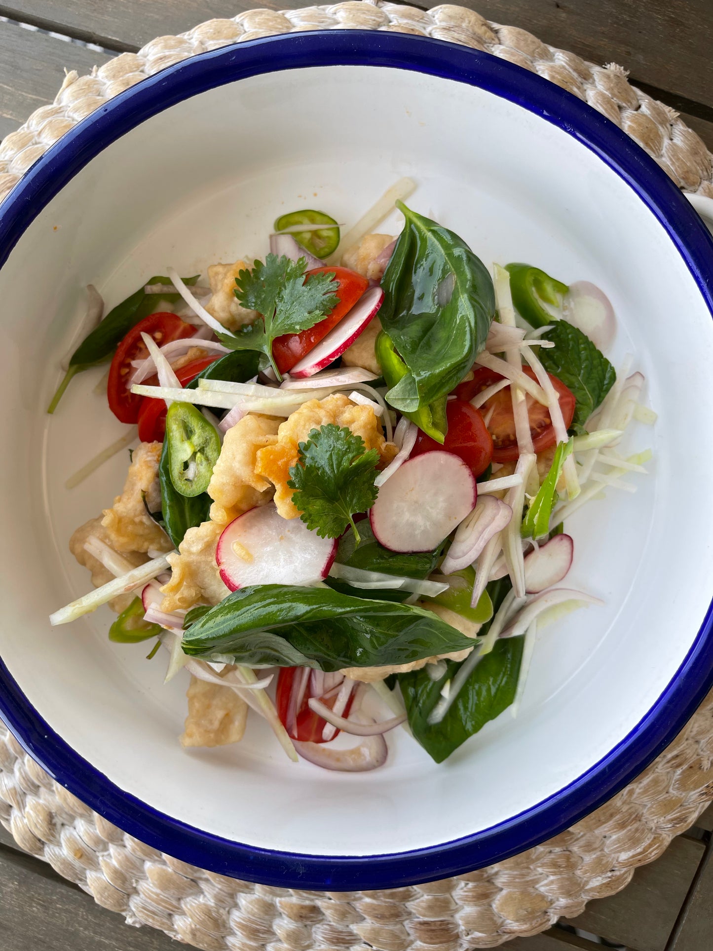 סלט דג קריספי אסייאתי