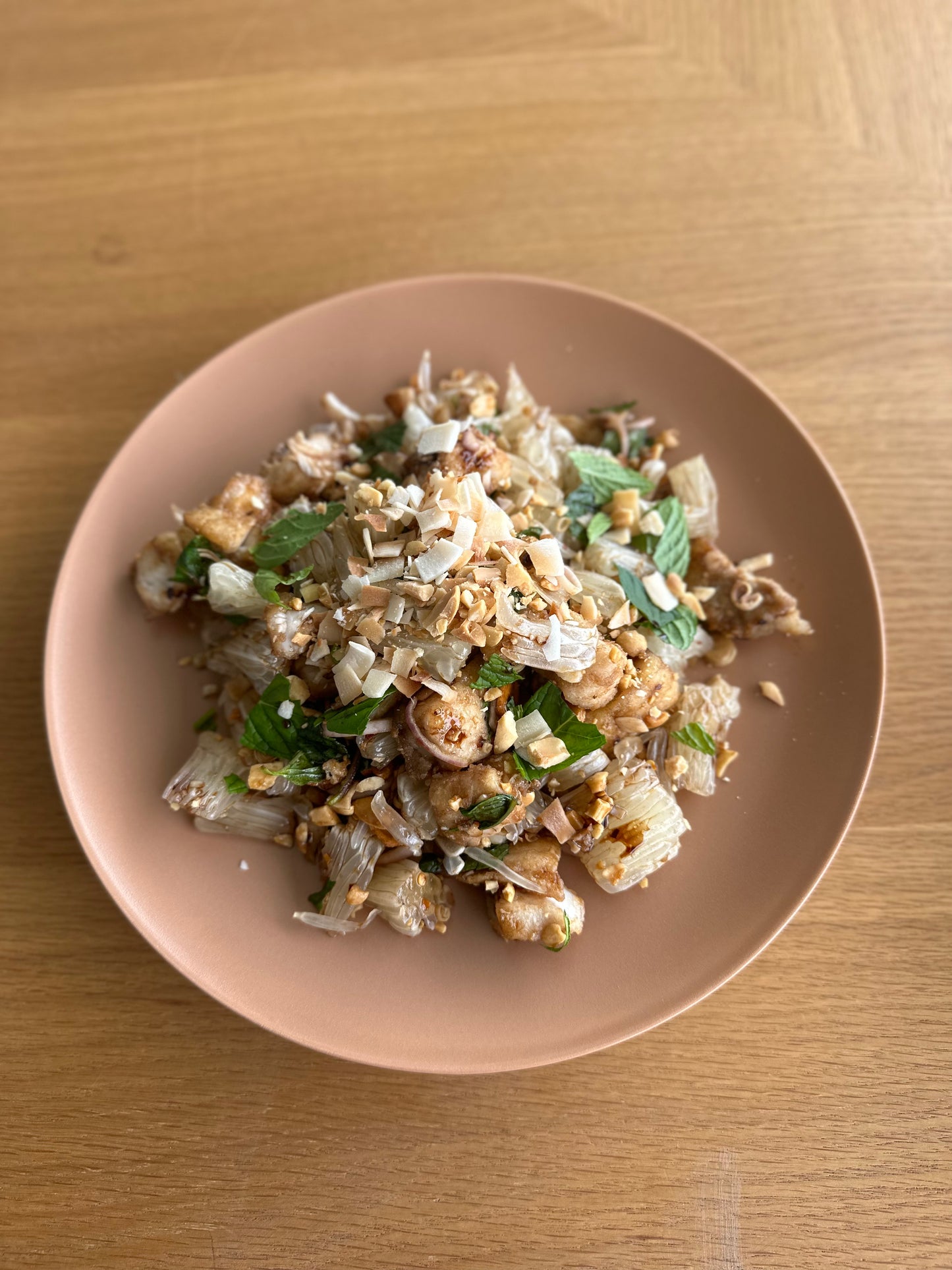 סלט פומלה ודג פריך