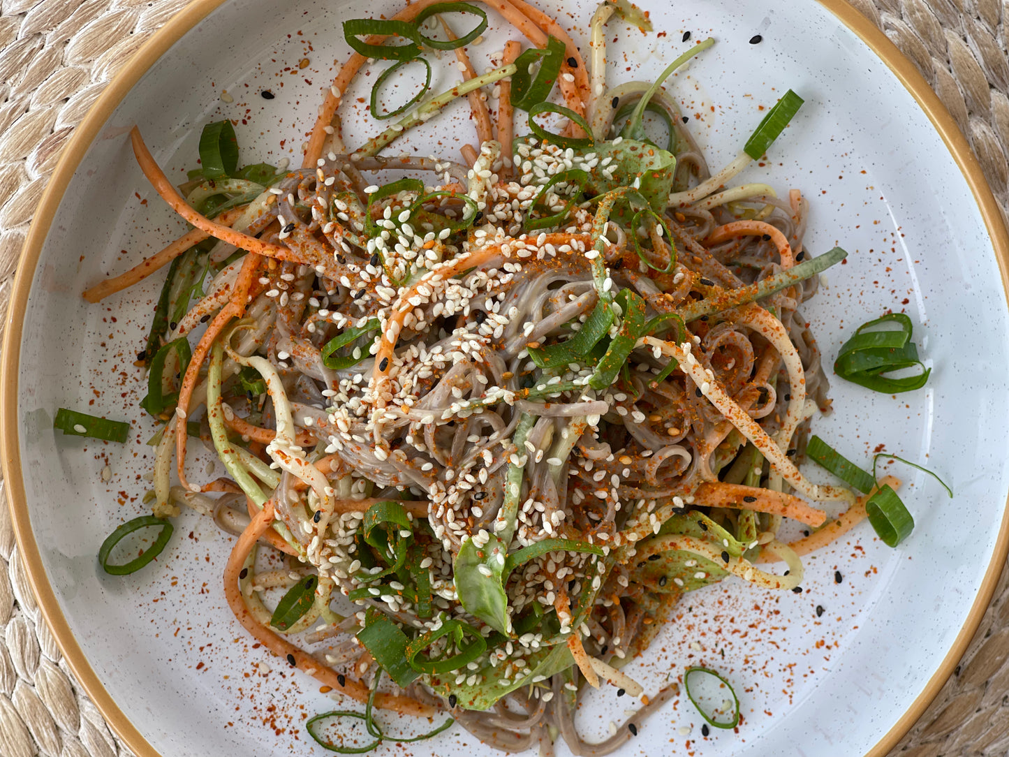 סלט אטריות סובה ברוטב בוטנים וטחינה