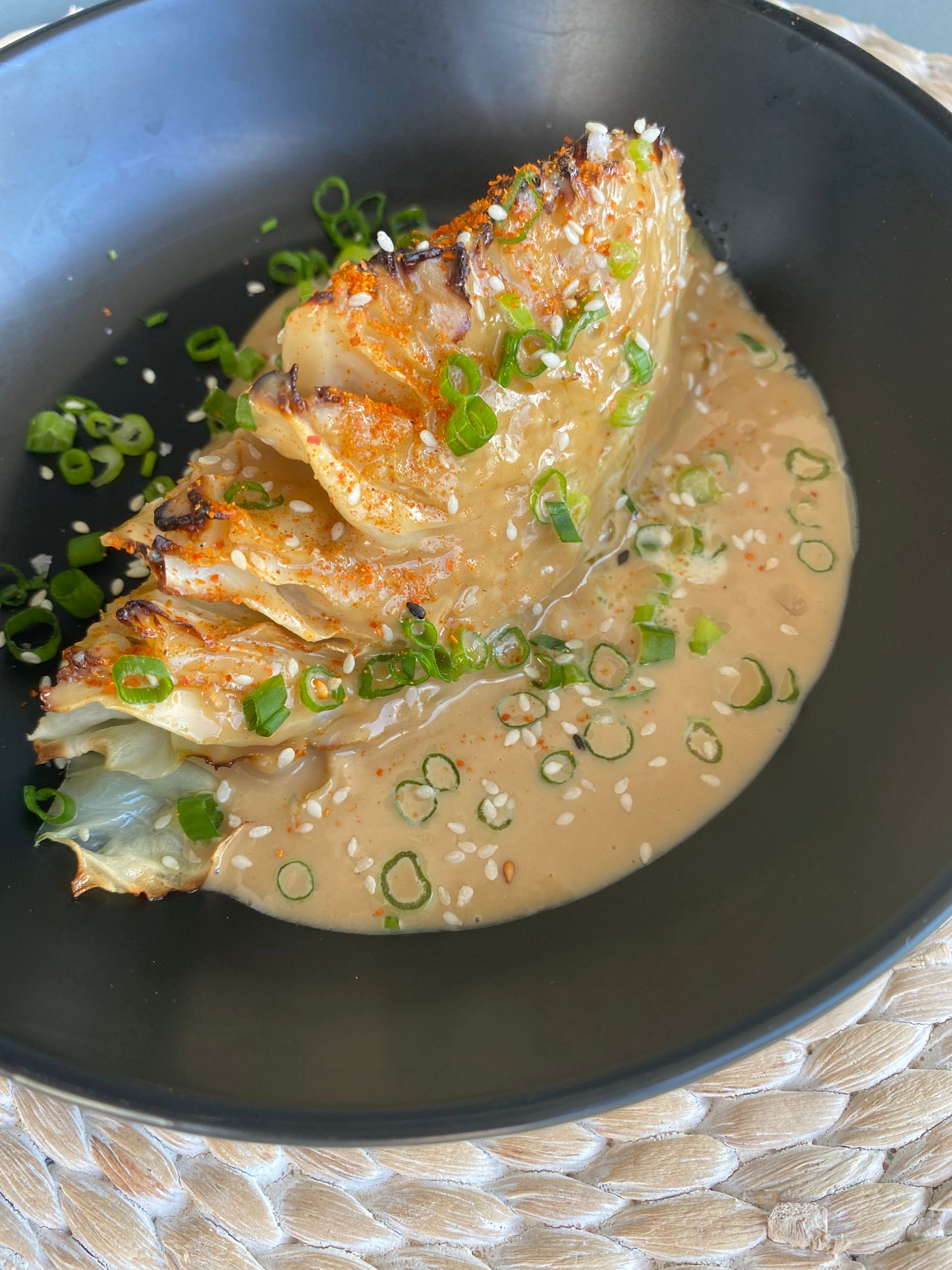 כרוב צלוי ברוטב גומה (טחינה)