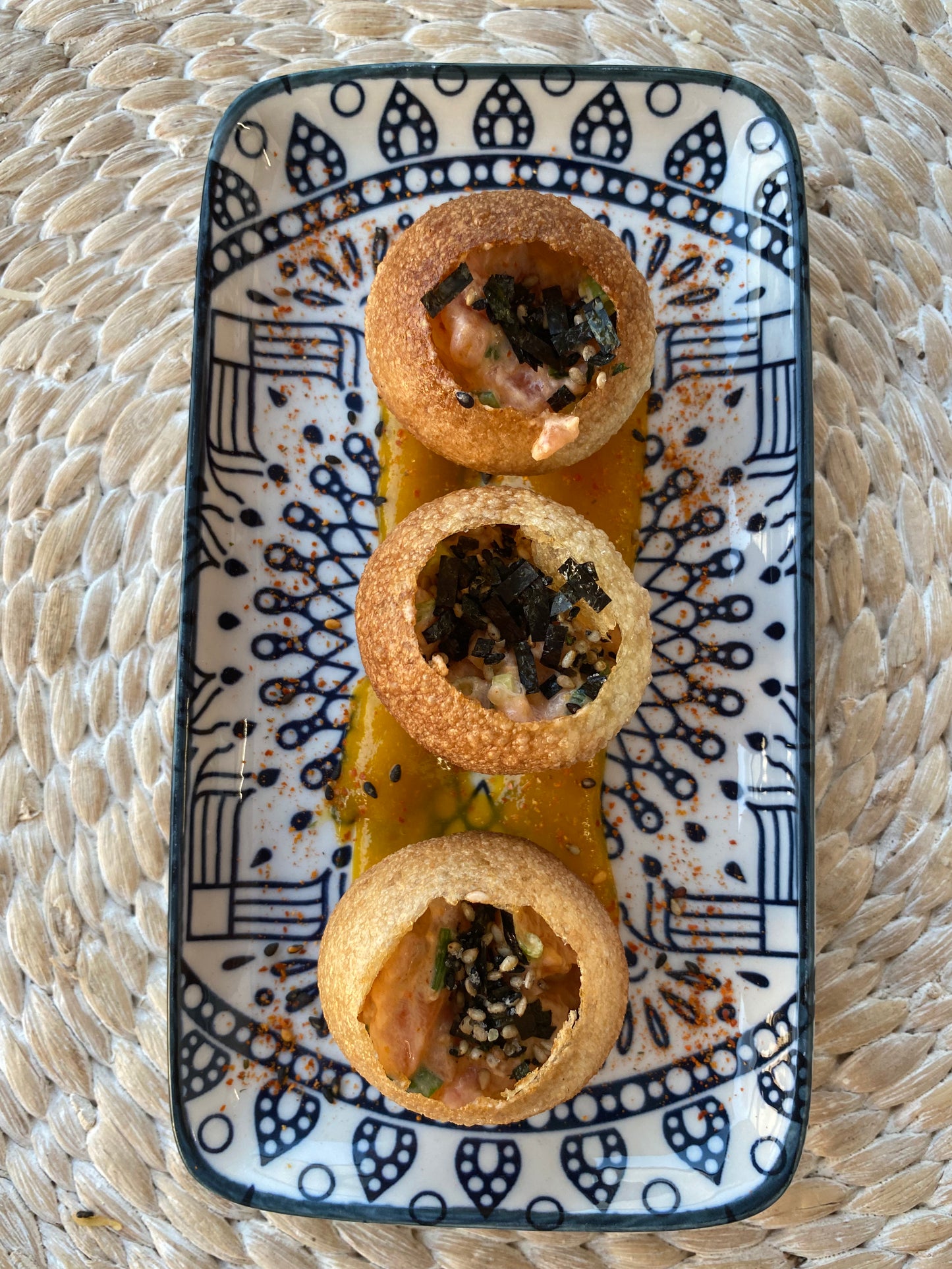 טרטר סלמון בפאני פורי עם קרם מנגו וצ'ילי