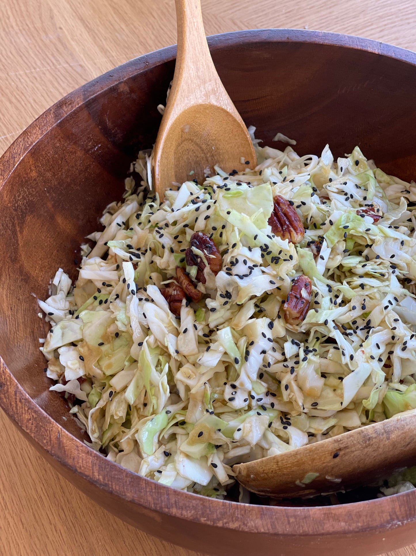 סלט כרוב אסייאתי עם פקאנים מקורמלים