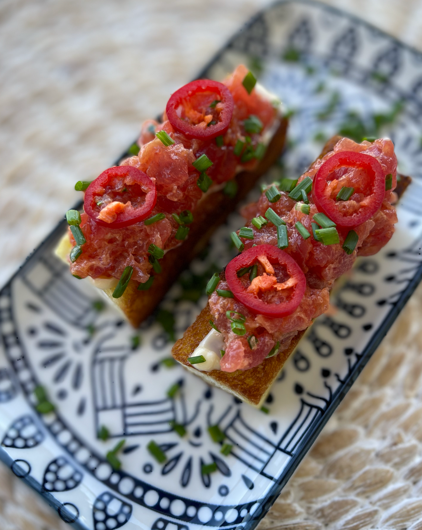 טרטר טונה אדומה על חלה קריספית