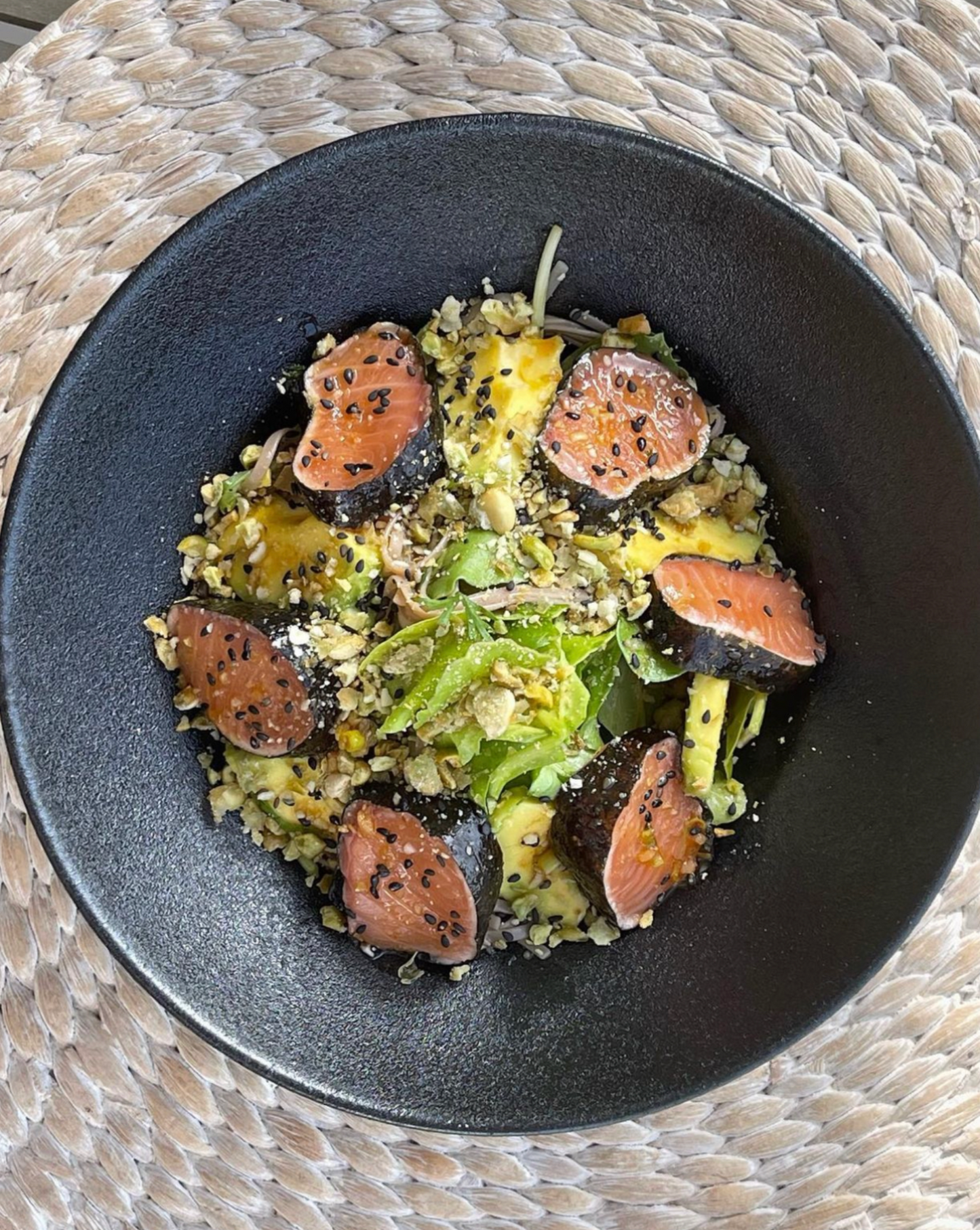 סלט אטריות סובה עם סלמון עטוף נורי