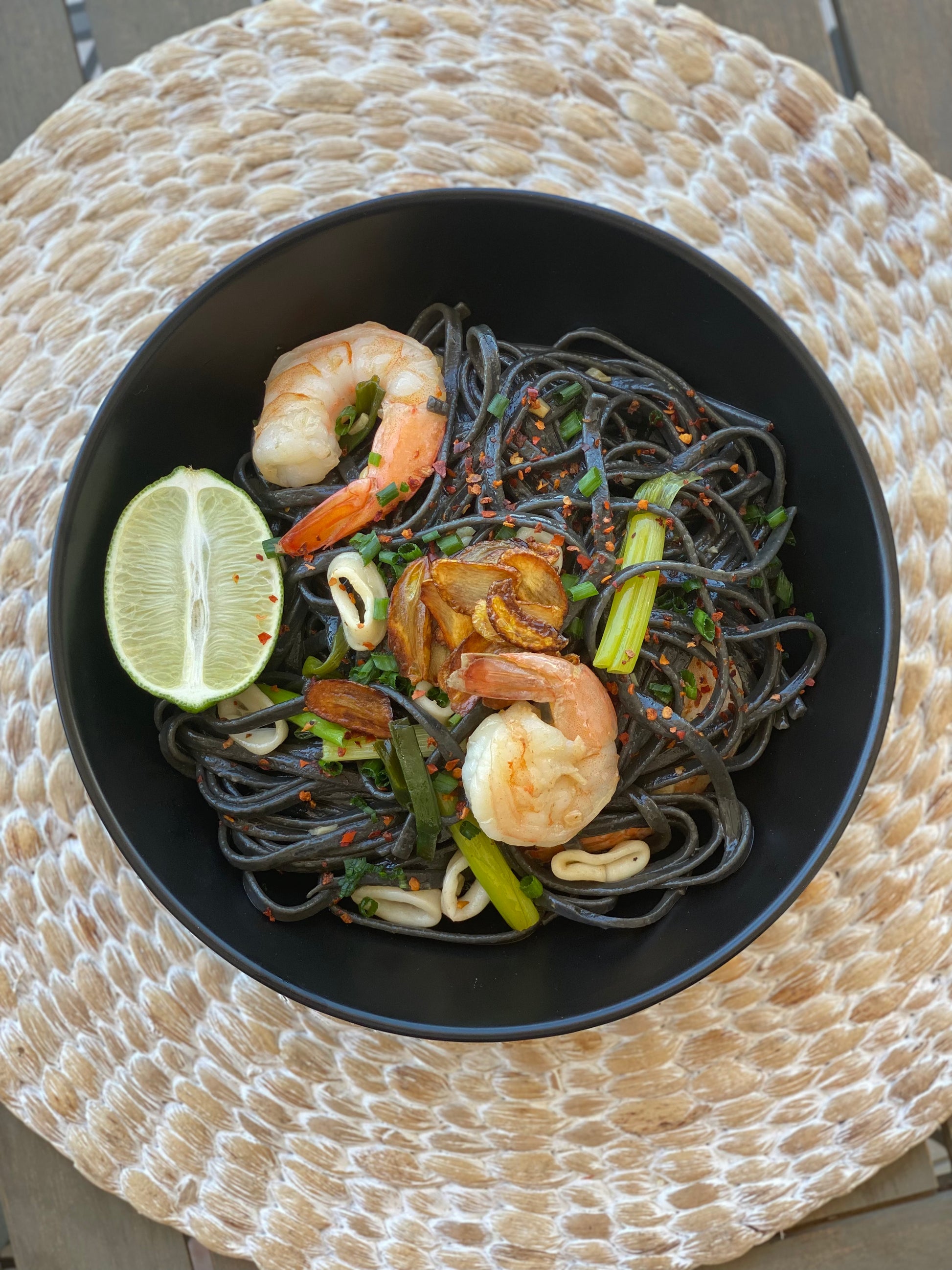 נודלס אטריות שחורות ופירות ים