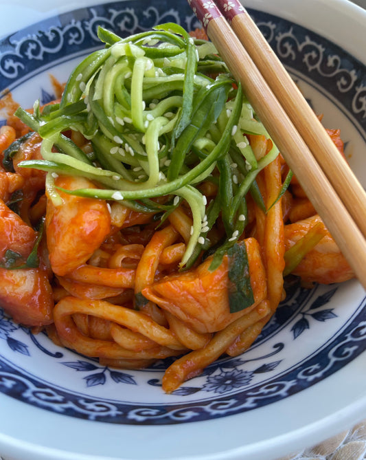 בנקוק היט \ נודלס עוף ברוטב קרמל ונענע